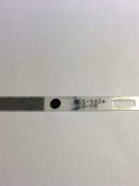 QC5-5924 encodeur linéaire à insérer dans le chariot de la tête d'impression pour le positionnement de celle-ci.