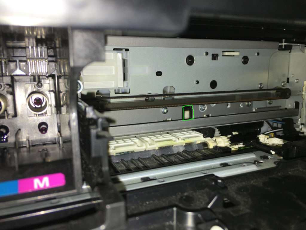 Encadré en vert le verrou permettant le blocage du chariot de la tête d'impression de l'imprimante Canon MB2150, celui-ci générant l'erreur 5040