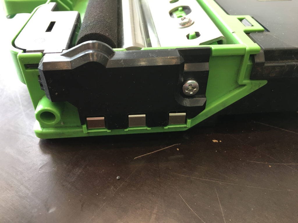 les 3 contacts du composant WT-223CL boite toner usagé